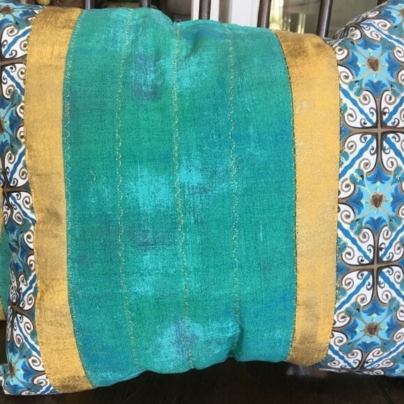 CLOSEOUT SALE $20 NWT Set of Two Handcrafted Quilted Pillows - Picture 3 of 9